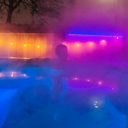 City Oasis Awaits Cozy DT Home With Hot Tub Vikings Minneapolis Exterior photo