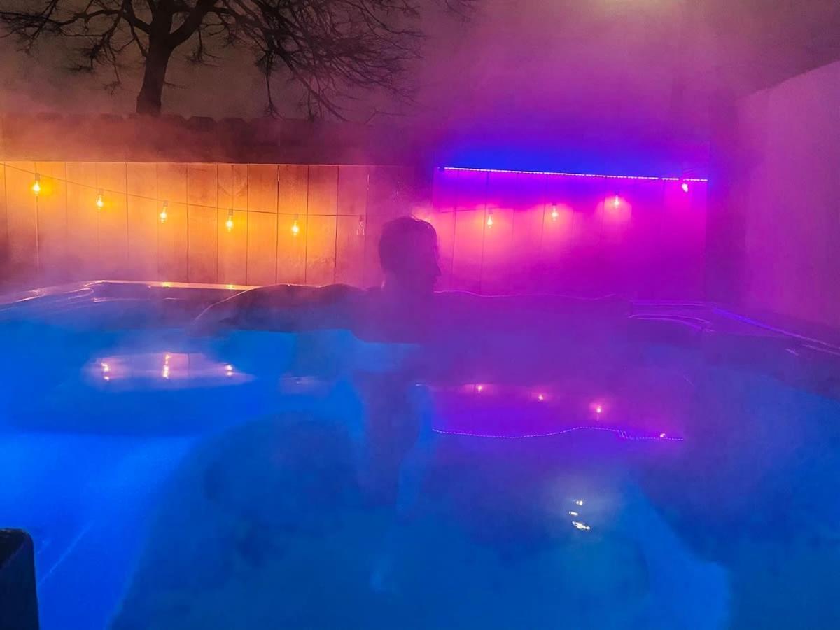 City Oasis Awaits Cozy DT Home With Hot Tub Vikings Minneapolis Exterior photo